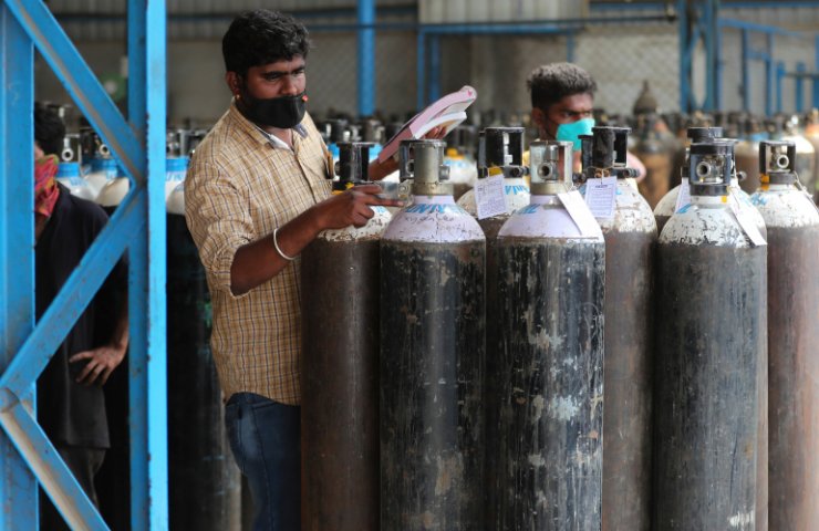 Сталеливарні заводи Індії рятують задихається країну від катастрофи, що насувається
