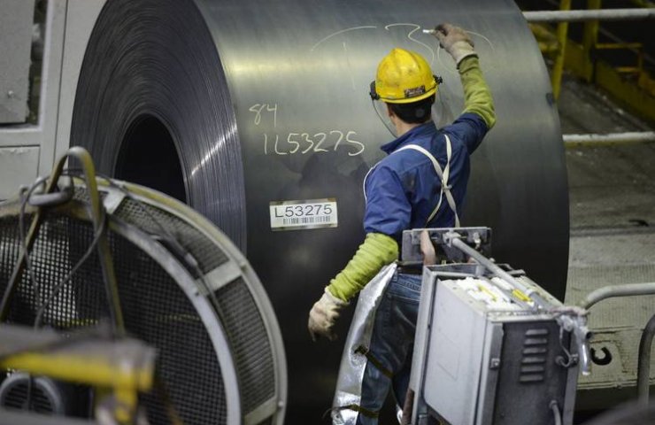Цены на рулонную горячекатаную сталь в США приблизились к $1500 за тонну