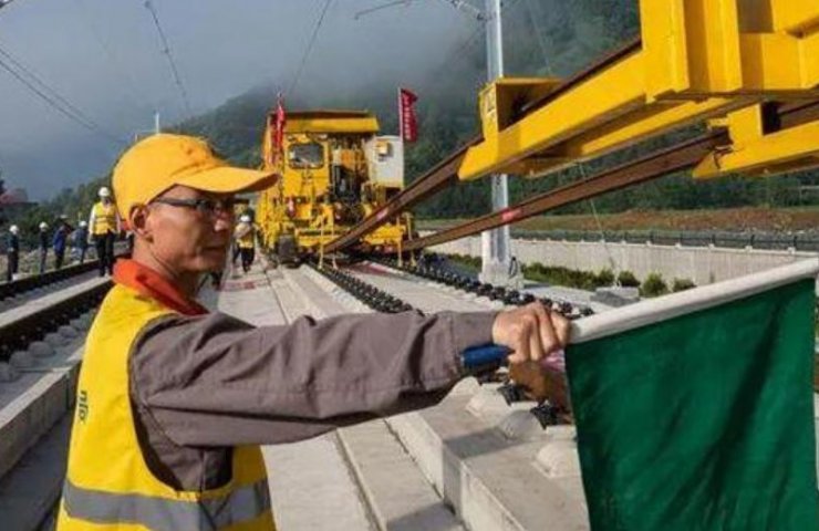 В Китае впервые в автоматическом режиме были уложены 500-метровые рельсы (Видео)
