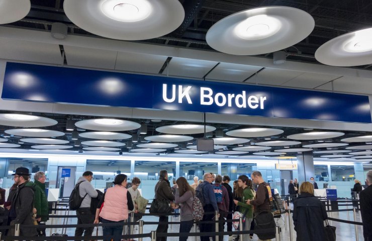 EU citizens who do not have a work visa in their passport are detained and expelled from the UK