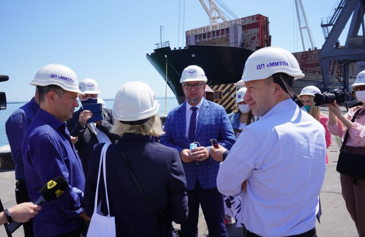 Сопредседатель немецкой партии «Союз 90/Зеленые» Роберт Хабек посетил Мариупольский порт