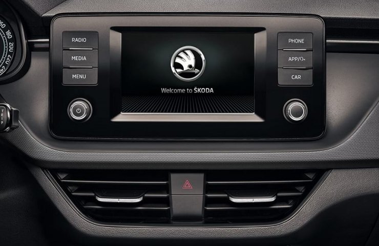 What audio system is installed in the Skoda Rapid