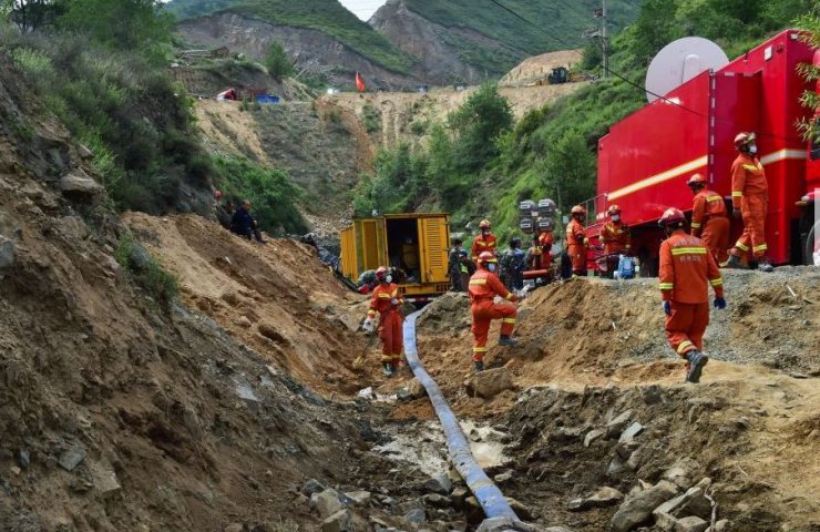 Рятувальники продовжують пошуки 13 зниклих гірників залізорудної шахти в Північному Китаї
