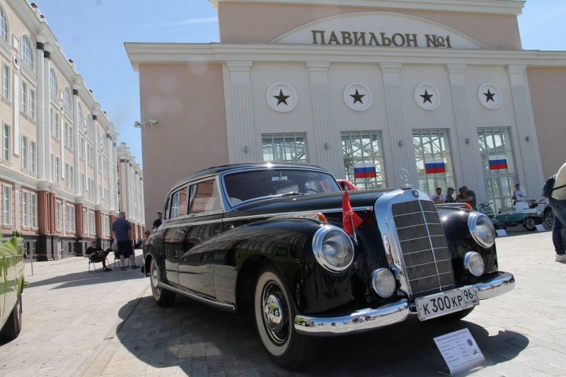 Российский флаг из автомобилей собрали уральские любители ретротехники в Верхней Пышме