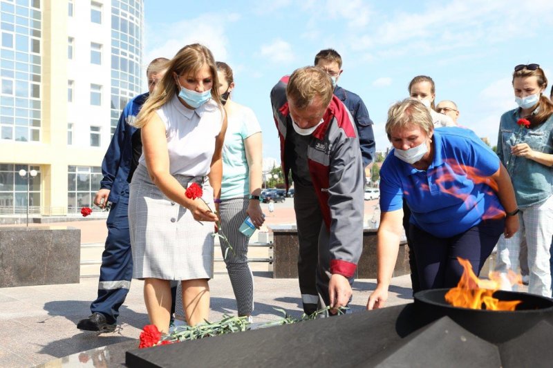 В День памяти и скорби работники и ветераны АО «Уралэлектромедь» возложили цветы к мемориалу «Журавли»