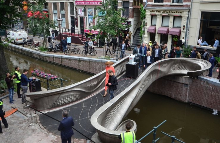 В квартале красных фонарей Амстердама появился первый в мире мост, напечатанный на 3D-принтере