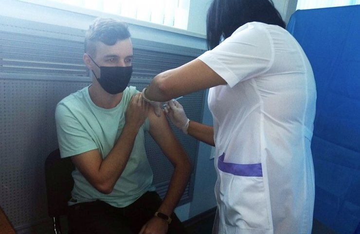 Workers of Novokramatorsk Machine-Building Plant vaccinated with American vaccine Moderna