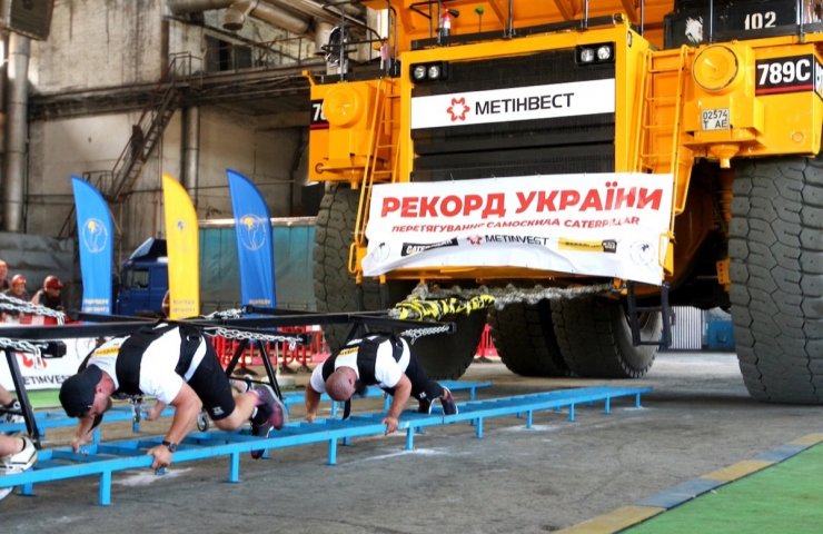 В Украине поставлен национальный рекорд по перетягиванию карьерного самосвала