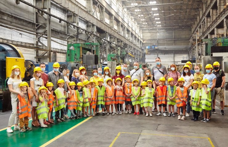 The workshops of Energomashspetsstal were examined by the children of the workers of the plant