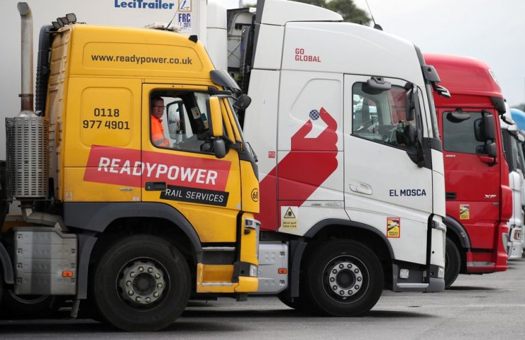 Великобритания продолжает испытывать дефицит водителей грузового транспорта