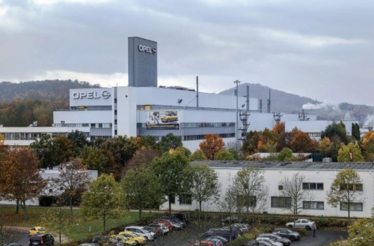 Opel car factory in Eisenach closes before the end of the year due to a lack of microprocessors