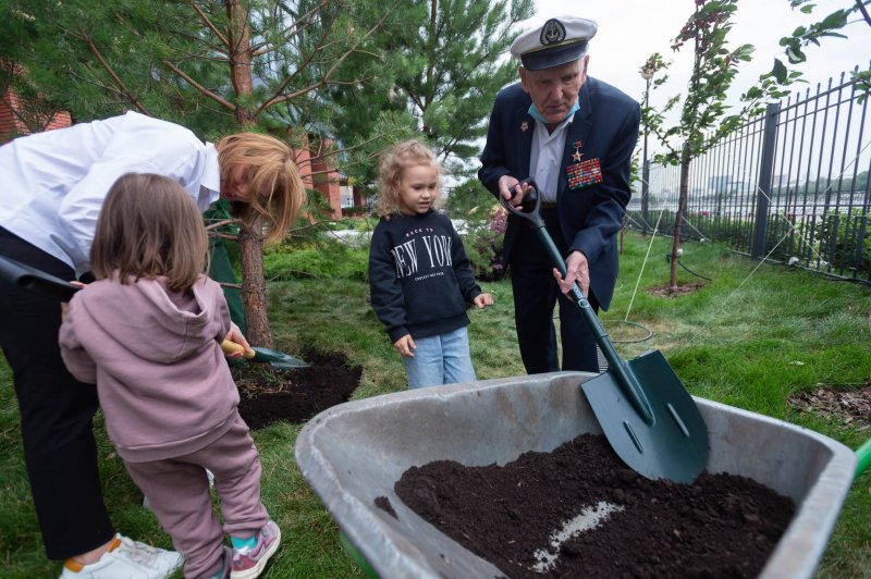 95-year-old veteran of the Great Patriotic War Anatoly Terekhov planted pine trees next to the Makarovsky residential complex