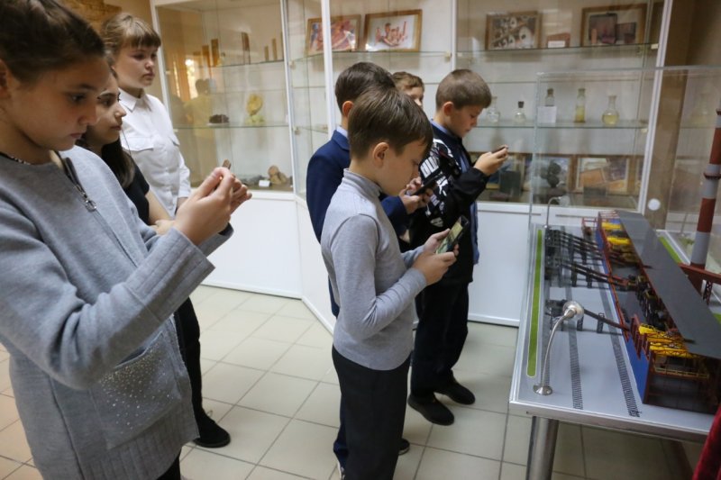 Музей ММСК посетили медногорские школьники