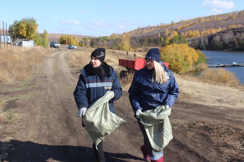Mednogorsk metallurgists released five thousand fry into a rural reservoir and cleaned the banks