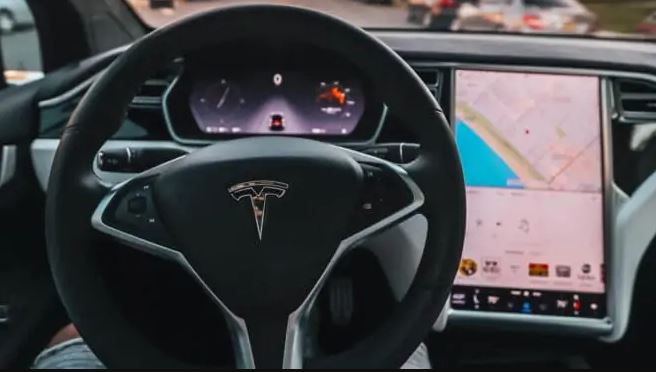 Elon Musk explains how to achieve fully autonomous driving Tesla