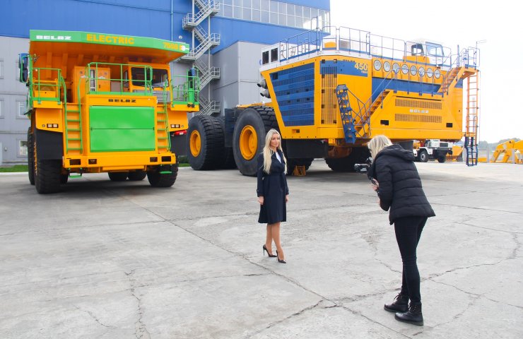 Марина Меньшакова сняла видео к конкурсу «Миссис Вселенная-2021» на фоне самосвалов БЕЛАЗ