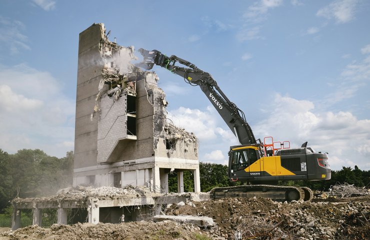 Specialized demolition excavator for rent