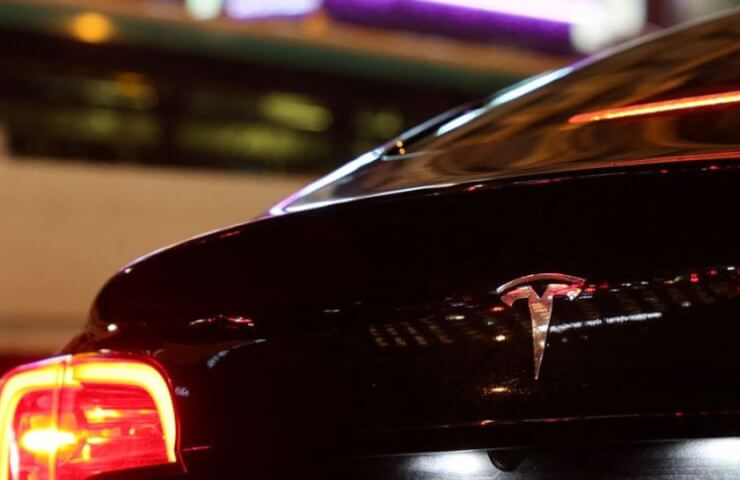 Tesla Inc заявила, что авария в Париже не связана с технической неисправностью