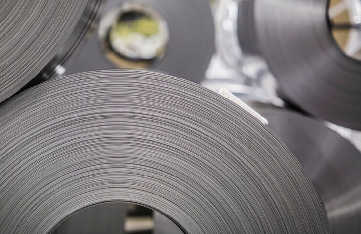 High-tech cutting of coiled metal