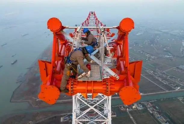 Китайские инженеры построили самые высокие опоры линии электропередач в мире