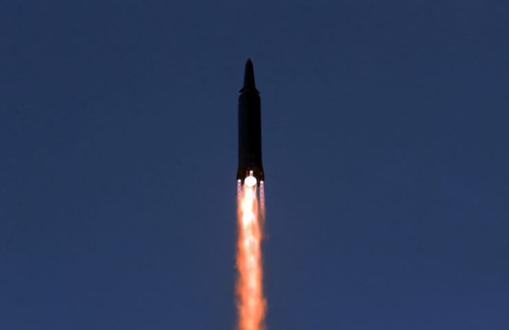 Північна Корея запустила ще одну ракету і загрожує США заходами у відповідь за нові санкції