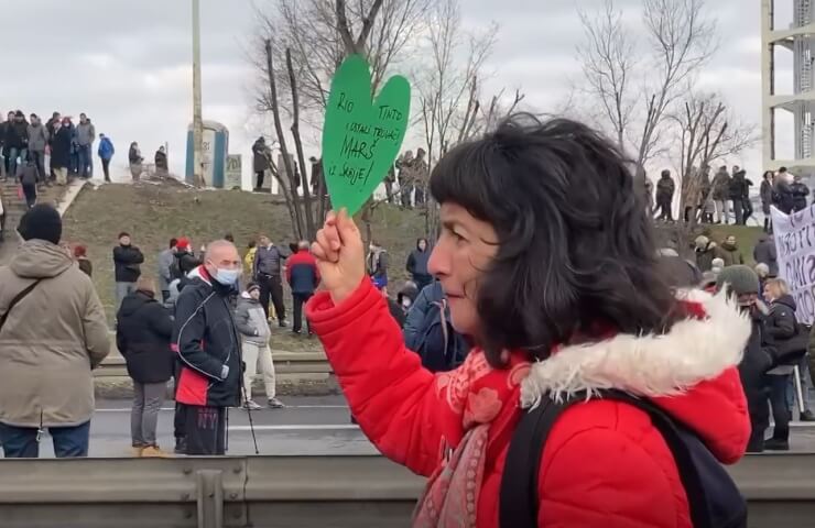 Сербские активисты перекрыли границу с Боснией протестуя против литиевого проекта Rio Tinto