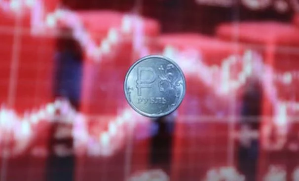 Банк Росії призупинив купівлю валюти, щоб уникнути обвалу курсу рубля