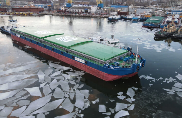 Первое несамоходное судно модернизированного проекта В5000М отправилось в рейс