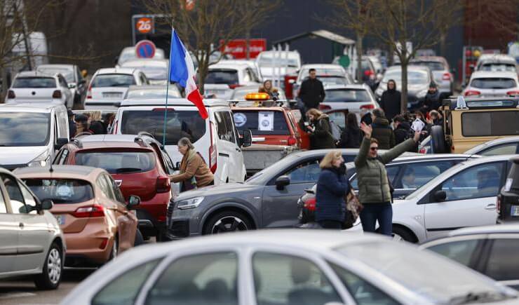 French truckers prepare for anti-covid demonstration in Paris