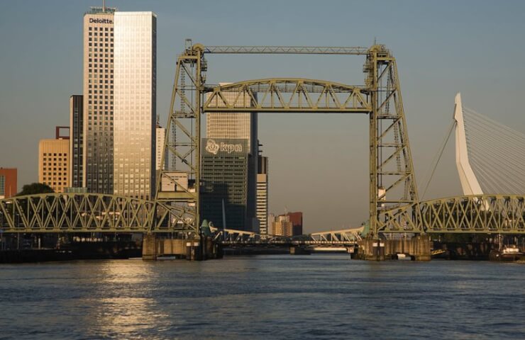 The authorities of Rotterdam agreed to dismantle the historic bridge for the passage of the yacht of Jeff Bezos