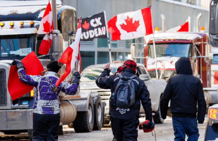 Протесты дальнобойщиков против карантинных мер в Канаде вышли из-под контроля властей