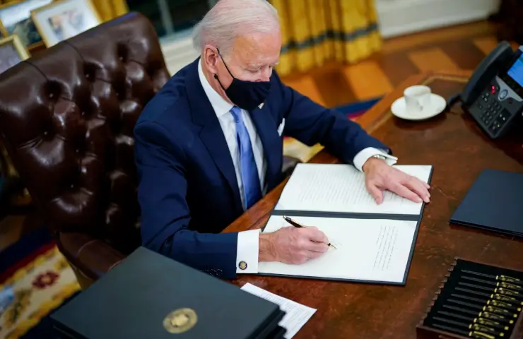 Biden signs bill to suspend customary trading status with Russia