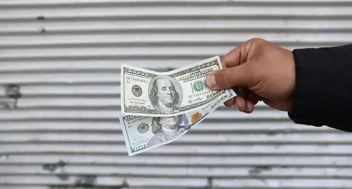 Долар зростає до 20-річного максимуму щодо євро