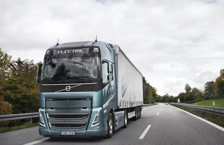 Volvo розпочинає серійне виробництво електричних вантажівок з декарбонізованої сталі