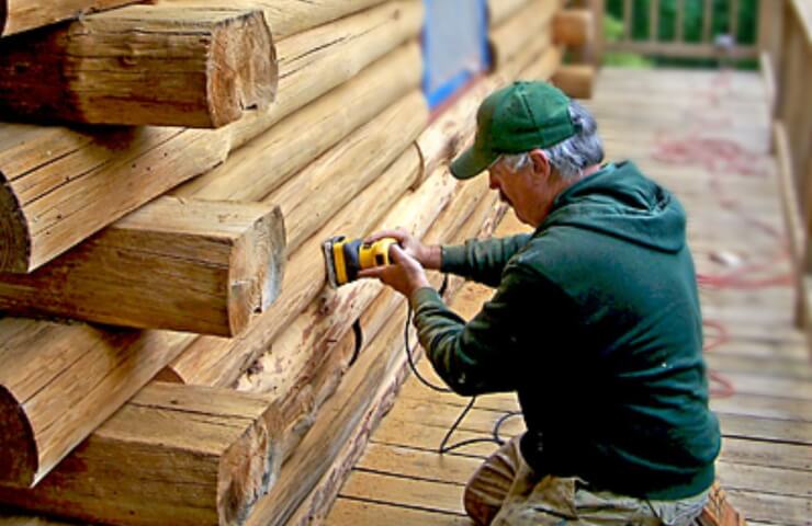 Шліфування стін зрубу для оновлення кольору фасаду