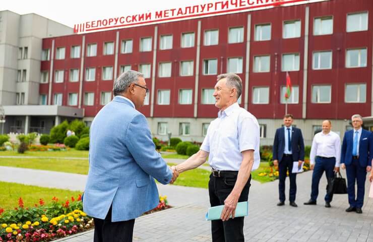 Белорусский метзавод посетил посол Казахстана в Беларуси Аскар Бейсенбаев