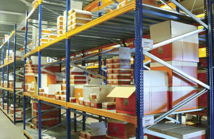Warehouse racks for goods of various sizes