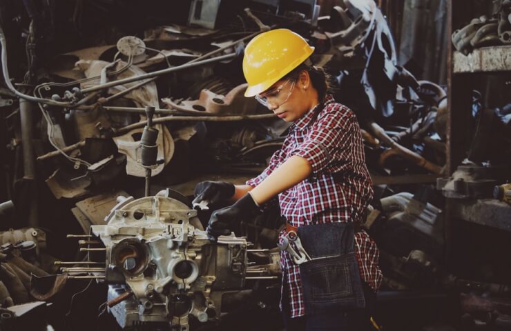 China's leading industrial profits fall 2.1% in first 8 months