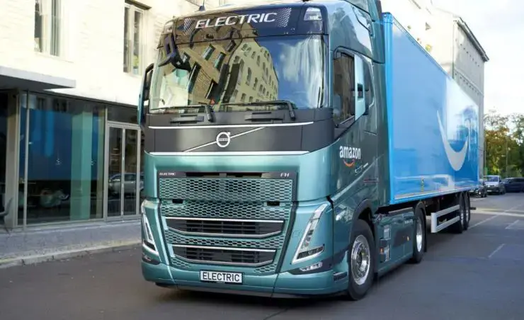 Volvo почала постачання електричних вантажівок зі сталі, що не містить викопного палива