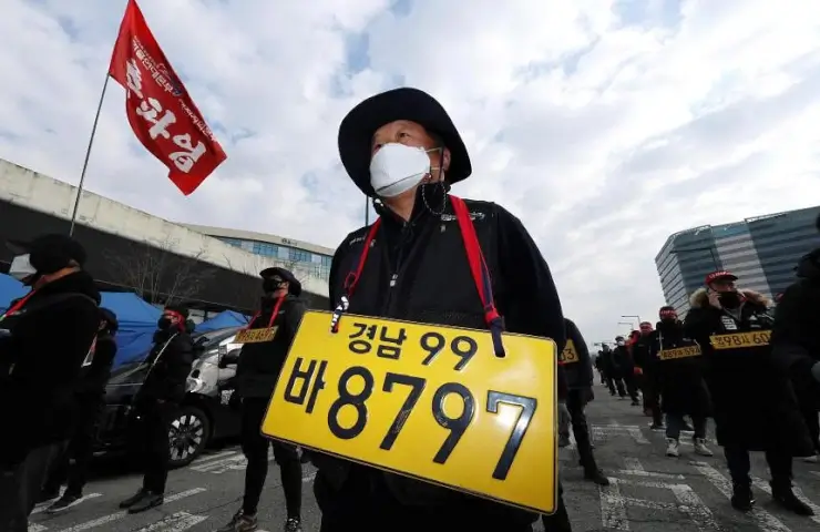 The South Korean government "ordered" the striking truckers to return to work at steel plants
