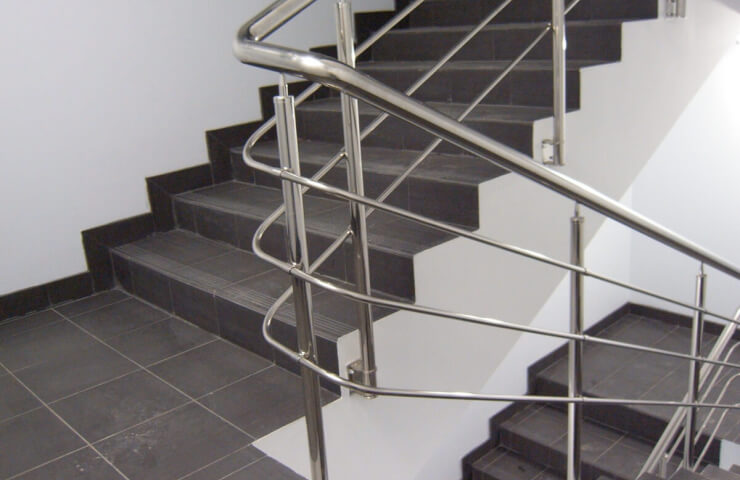 Railings and railings made of stainless steel tubing