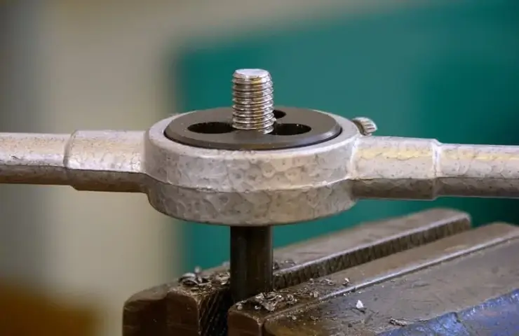 Широкий ассортимент резьбовых метчиков и плашек