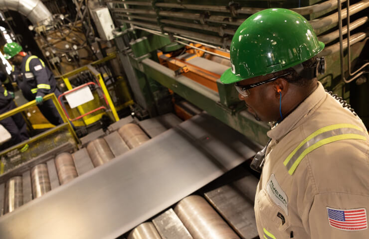 Nucor прокатала перший сталевий лист на новому металургійному заводі в Кентуккі.