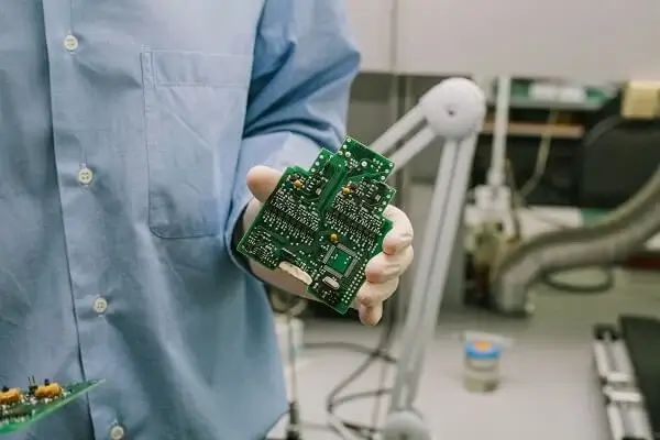 Causes of failure of microcircuits