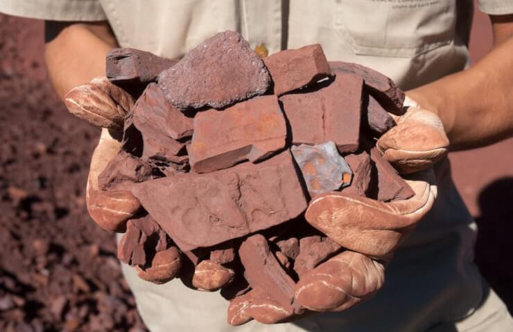 Железная руда дешевеет, так как спрос на сталь в Китае остается слабым