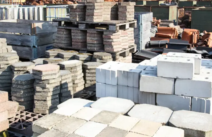 What is important to know when choosing a building materials store?
