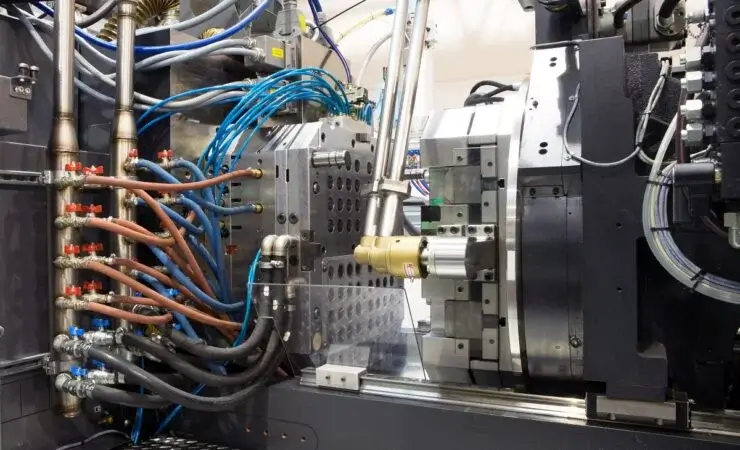 Литье готовых изделий из пластмассы под давлением