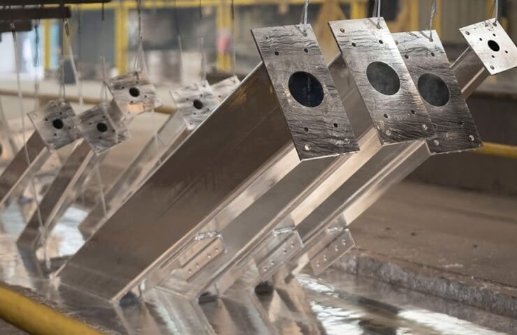 Гаряче цинкування металоконструкцій: процес, технологія та якість покриття