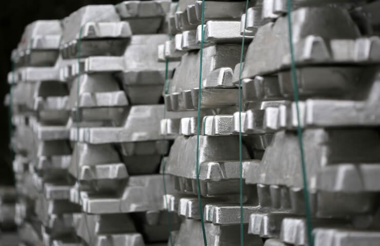 Низкие мировые запасы алюминия должны способствовать быстрому восстановлению цен