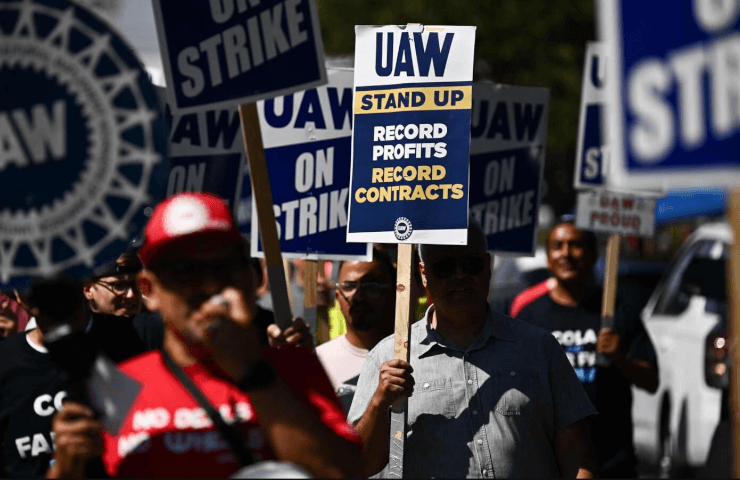 В США впервые в истории забастовали рабочие сразу трех автомобильных корпораций